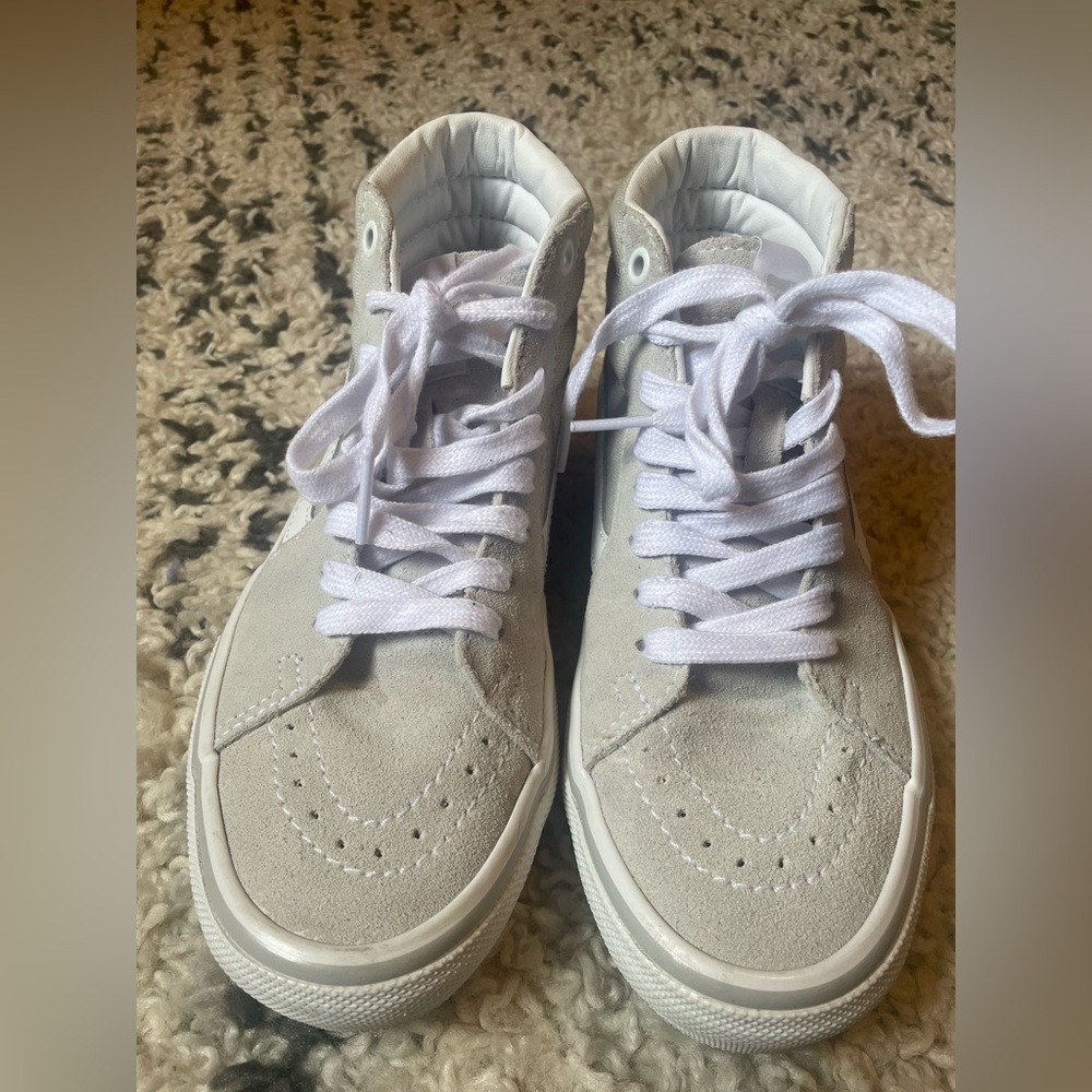 Woman’s Sk8-Hi Shoe Vans - Grey & White - pop cush insole- Woman’s 6.5/ Men’s 5